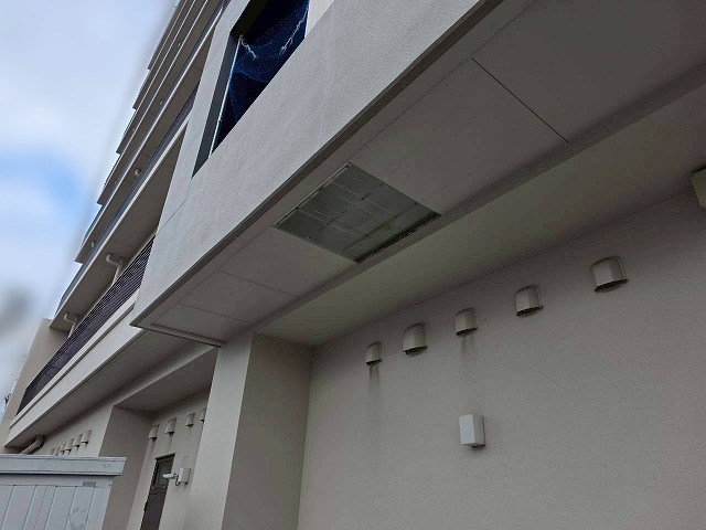 施工前の水漏れ跡が見られる軒天